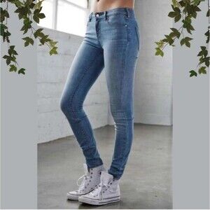 Bullhead medium wash high rise skinny jeans SZ 28